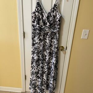 White House Black Market 12 Black White Floral Maxi Dress 🌹 Sleeveless V Neck